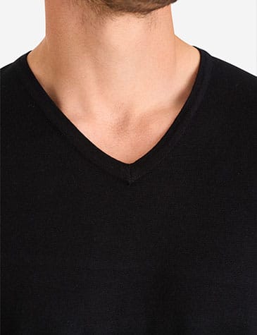 Mario-Russo-Round-V-neck-Pullover-detail-1